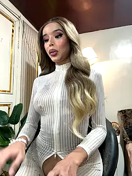 Snapshot of Elizabeth_Arden chatting on 10-30-25, 12:34 Elizabeth Arden online show from 10-30-25, 12:34