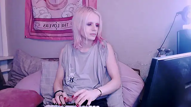 Alien Bella online show from 12-18-25, 12:55