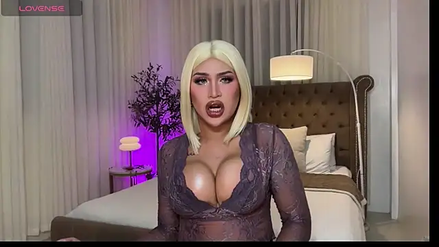 Snapshot of Your_Majesty_Tyra chatting on 05-02-26, 05:12 Your Majesty Tyra online show from 05-02-26, 05:12