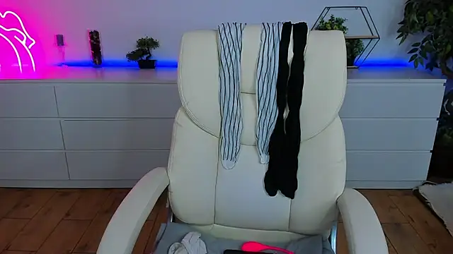 Snapshot of Kamilla_Hot chatting on 10-30-25, 07:03 Kamilla Hot online show from 10-30-25, 07:03