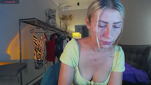 Snapshot of ZoeGrant chatting on 09-25-25, 07:39 ZoeGrant online show from 09-25-25, 07:39