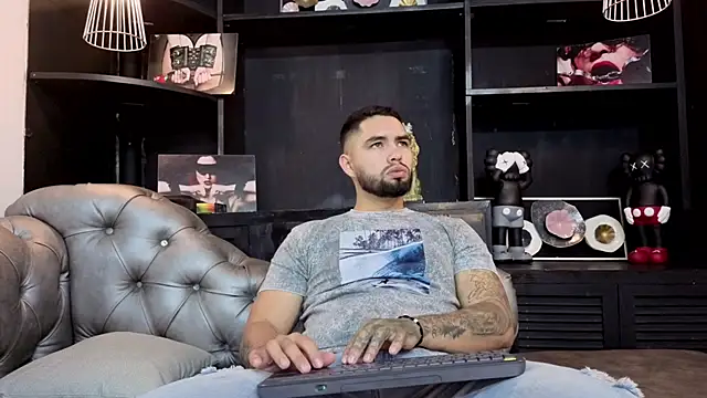 Snapshot of matteosantos chatting on 10-15-25, 11:43 matteosantos online show from 10-15-25, 11:43