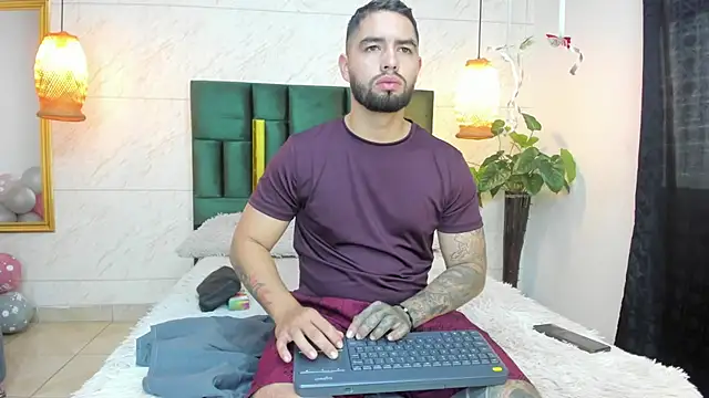 Snapshot of matteosantos chatting on 10-17-25, 11:57 matteosantos online show from 10-17-25, 11:57