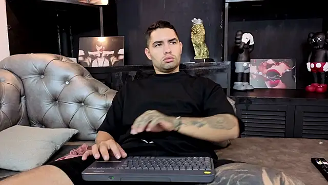 Snapshot of matteosantos chatting on 10-22-25, 11:43 matteosantos online show from 10-22-25, 11:43