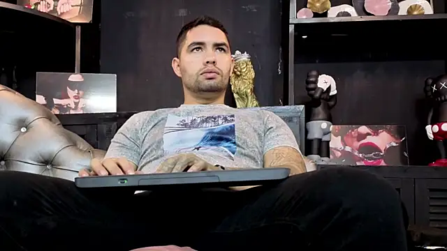 Snapshot of matteosantos chatting on 10-25-25, 11:29 matteosantos online show from 10-25-25, 11:29