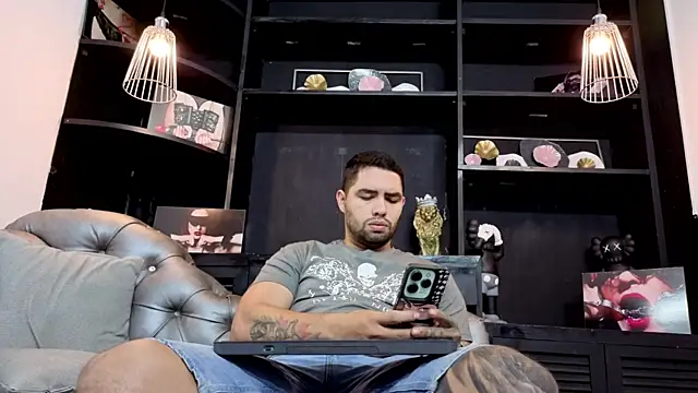 Snapshot of matteosantos chatting on 10-31-25, 11:11 matteosantos online show from 10-31-25, 11:11