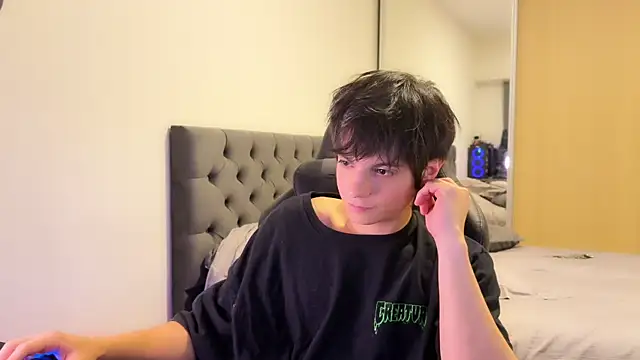 Snapshot of SasukeUhchiaa chatting on 03-19-25, 12:37 SasukeUhchiaa online show from 03-19-25, 12:37