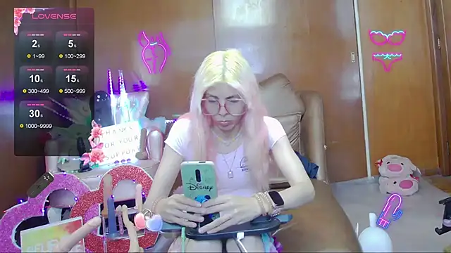 Skinygirl online show from 11-10-25, 10:42