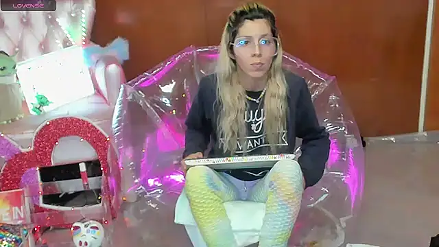 Skinygirl online show from 03-06-26, 11:45