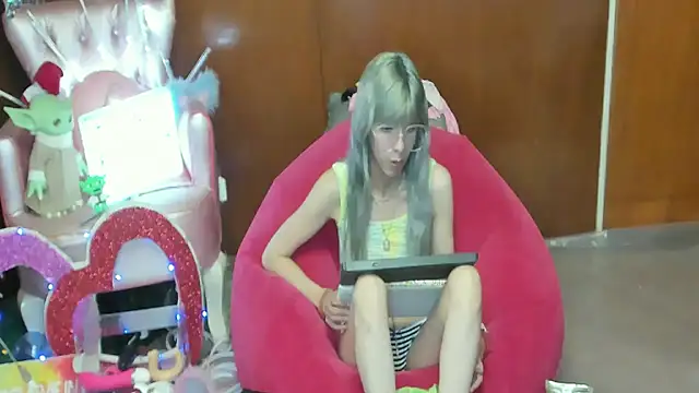Skinygirl online show from 05-04-26, 11:12
