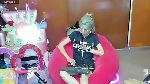 Skinygirl online show from 05-14-26, 01:56