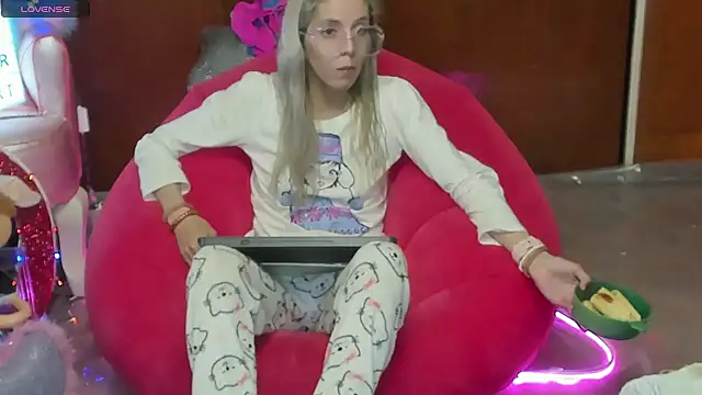 Skinygirl online show from 06-11-26, 11:14