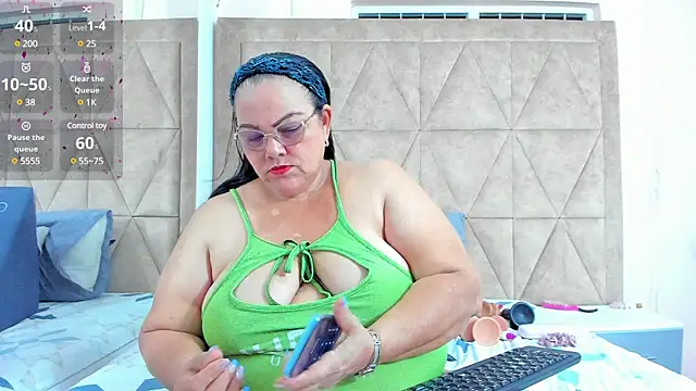 Snapshot of mommy_cute chatting on 02-13-25, 03:07 mommy cute online show from 02-13-25, 03:07