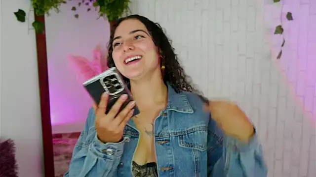 Snapshot of merida_bell18 chatting on 09-27-25, 11:10 merida bell18 online show from 09-27-25, 11:10