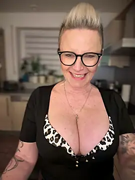 Snapshot of German_Milf chatting on 01-16-25, 06:06 German Milf online show from 01-16-25, 06:06