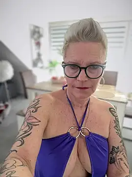 Snapshot of German_Milf chatting on 03-03-25, 01:42 German Milf online show from 03-03-25, 01:42