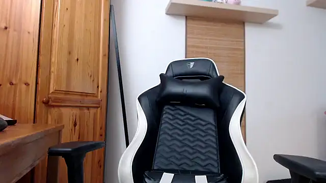 Lisakisss online show from 10-18-25, 05:54