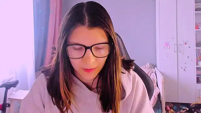 Snapshot of MollyLollipop chatting on 05-25-26, 04:18 MollyLollipop online show from 05-25-26, 04:18