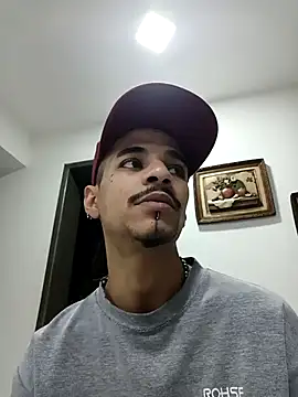 Snapshot of Oliver_rolland chatting on 09-21-25, 02:46 Oliver rolland online show from 09-21-25, 02:46
