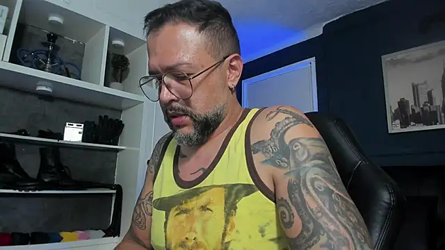 Snapshot of MrFrank_tattoo chatting on 06-23-26, 01:14 MrFrank tattoo online show from 06-23-26, 01:14