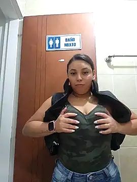 Snapshot of LizzRouse chatting on 10-11-25, 12:15 LizzRouse online show from 10-11-25, 12:15