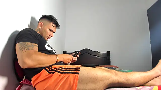 Snapshot of GendersonFit chatting on 05-19-26, 01:33 GendersonFit online show from 05-19-26, 01:33