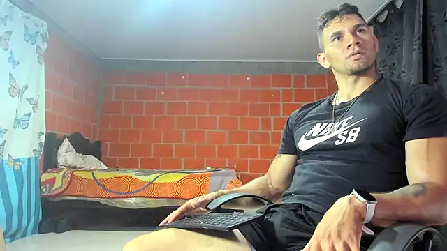 Snapshot of GendersonFit chatting on 05-26-26, 12:28 GendersonFit online show from 05-26-26, 12:28