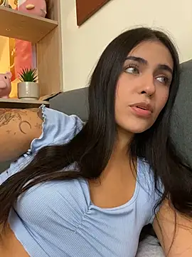 Snapshot of DaphneUwu chatting on 10-19-25, 01:39 DaphneUwu online show from 10-19-25, 01:39