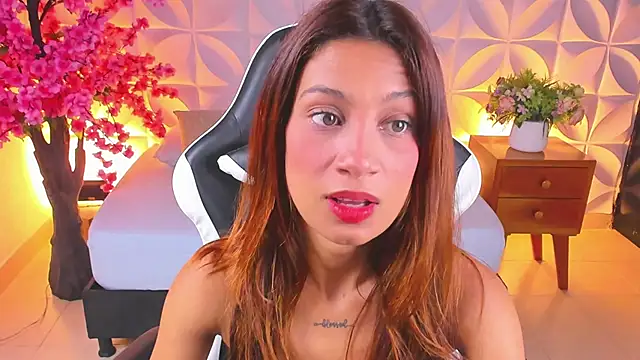 Snapshot of cora_22 chatting on 12-26-24, 12:27 cora 22 online show from 12-26-24, 12:27