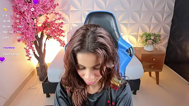 Snapshot of cora_22 chatting on 02-10-25, 03:53 cora 22 online show from 02-10-25, 03:53