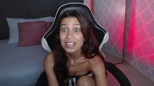 Snapshot of cora_22 chatting on 10-10-25, 12:48 cora 22 online show from 10-10-25, 12:48