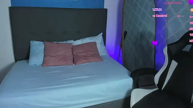 Snapshot of cora_22 chatting on 10-21-25, 12:50 cora 22 online show from 10-21-25, 12:50