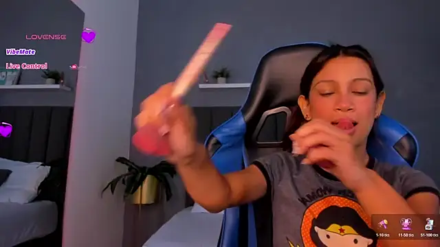 Snapshot of cora_22 chatting on 10-30-25, 12:50 cora 22 online show from 10-30-25, 12:50