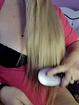 Snapshot of VictoriaMiami chatting on 10-11-25, 11:31 VictoriaMiami online show from 10-11-25, 11:31