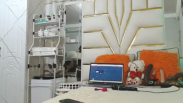 Snapshot of SexyyNana chatting on 03-27-26, 01:33 SexyyNana online show from 03-27-26, 01:33