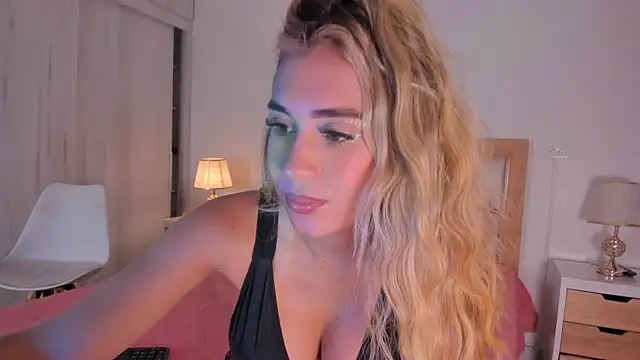 Snapshot of missjuliaa_ chatting on 12-18-24, 03:15 missjuliaa online show from 12-18-24, 03:15