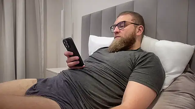 Snapshot of Bear_bear_ chatting on 10-22-25, 10:04 Bear bear online show from 10-22-25, 10:04