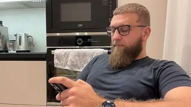 Snapshot of Bear_bear_ chatting on 11-12-25, 11:21 Bear bear online show from 11-12-25, 11:21