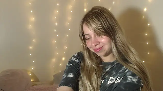 Snapshot of SweetSofty chatting on 03-18-26, 10:24 SweetSofty online show from 03-18-26, 10:24