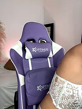 sofia henaok online show from 12-15-25, 08:13