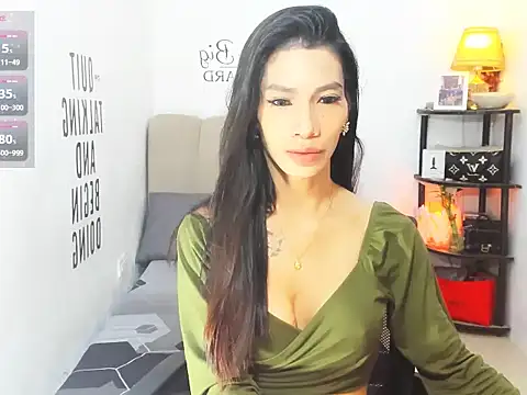 Snapshot of Trixie_Mattel21 chatting on 03-25-26, 10:49 Trixie Mattel21 online show from 03-25-26, 10:49