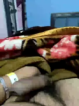 Snapshot of Deshilund9 chatting on 01-01-25, 02:31 Deshilund9 online show from 01-01-25, 02:31