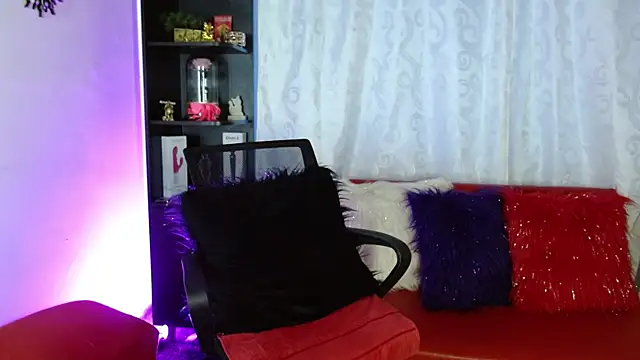 Snapshot of Karina_Yang chatting on 01-15-25, 04:43 Karina Yang online show from 01-15-25, 04:43