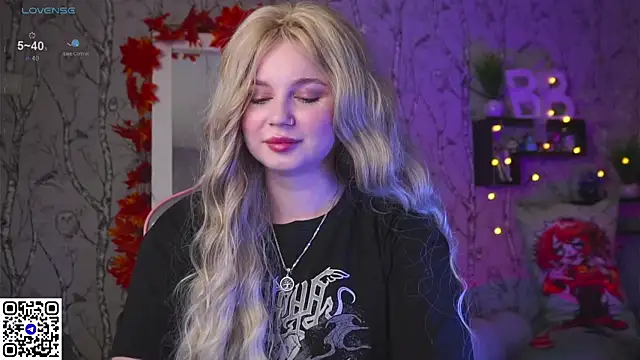 Moon Valkyrie online show from 09-17-25, 07:43