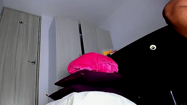 Skarleth69 online show from 10-31-25, 02:45