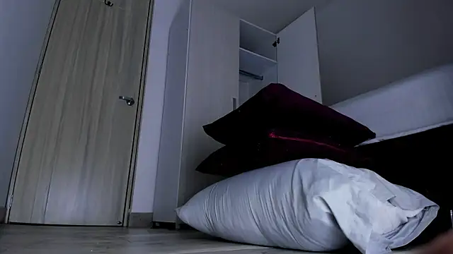 Skarleth69 online show from 11-11-25, 01:05