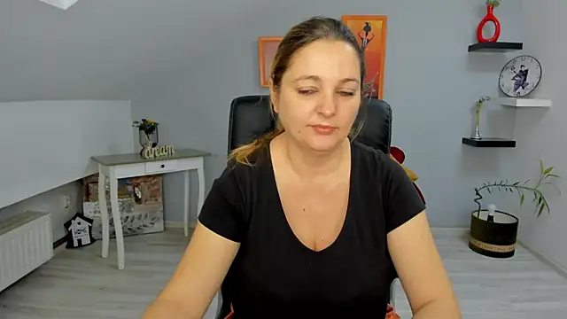 Snapshot of LollaGirl chatting on 12-16-24, 04:13 LollaGirl online show from 12-16-24, 04:13
