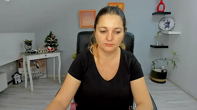 Snapshot of LollaGirl chatting on 12-23-24, 04:22 LollaGirl online show from 12-23-24, 04:22