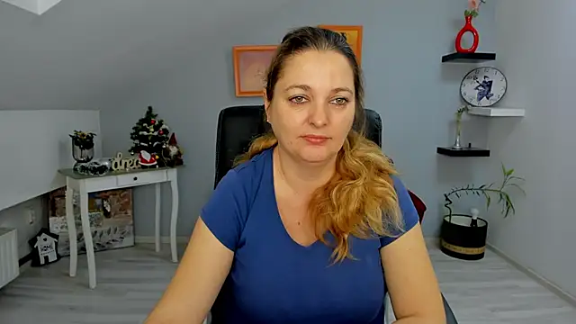 Snapshot of LollaGirl chatting on 12-30-24, 04:31 LollaGirl online show from 12-30-24, 04:31