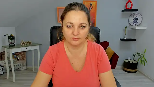 Snapshot of LollaGirl chatting on 01-10-25, 04:22 LollaGirl online show from 01-10-25, 04:22